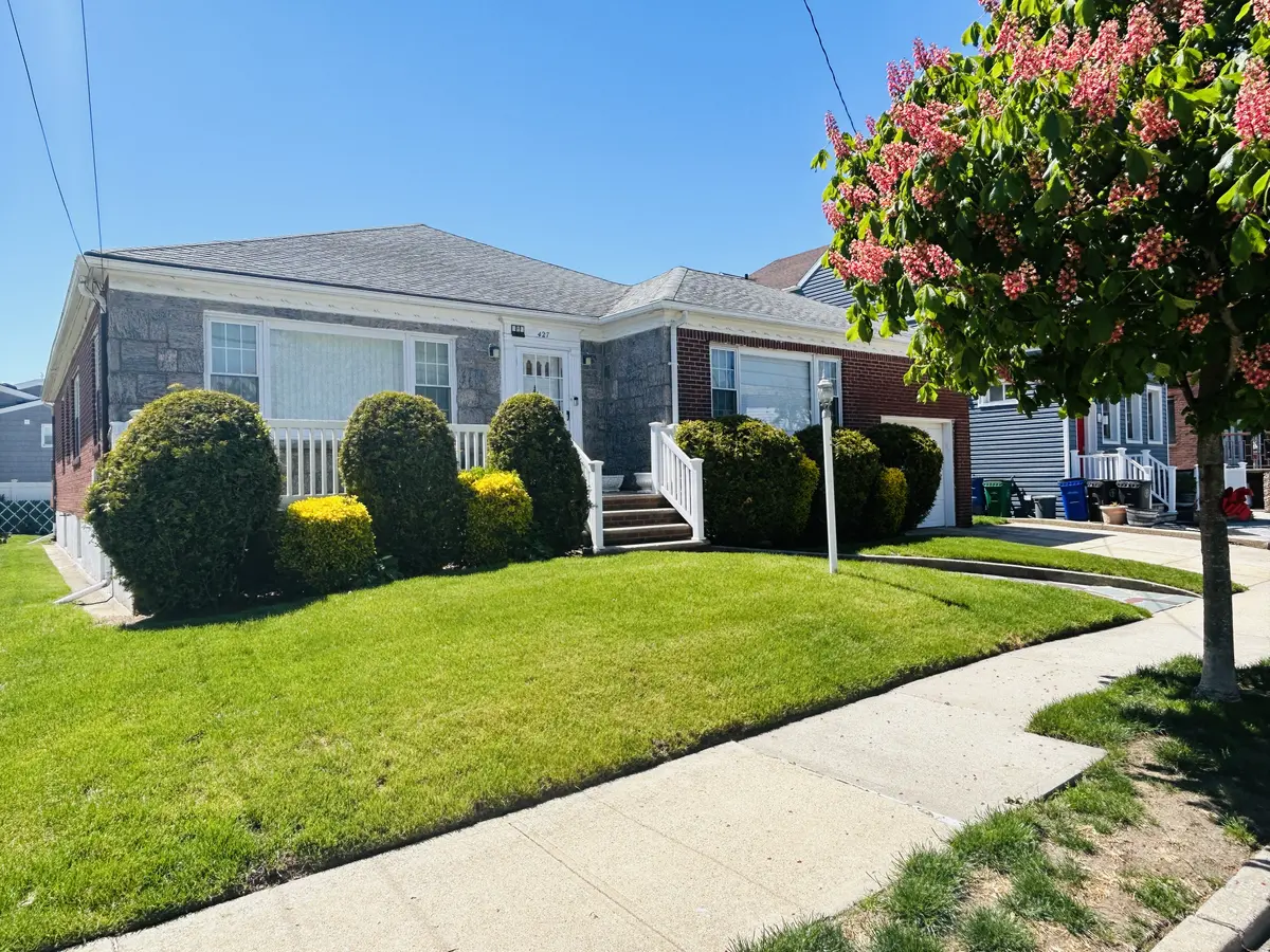 427 Beach 138th St, Rockaway Park, NY 11694