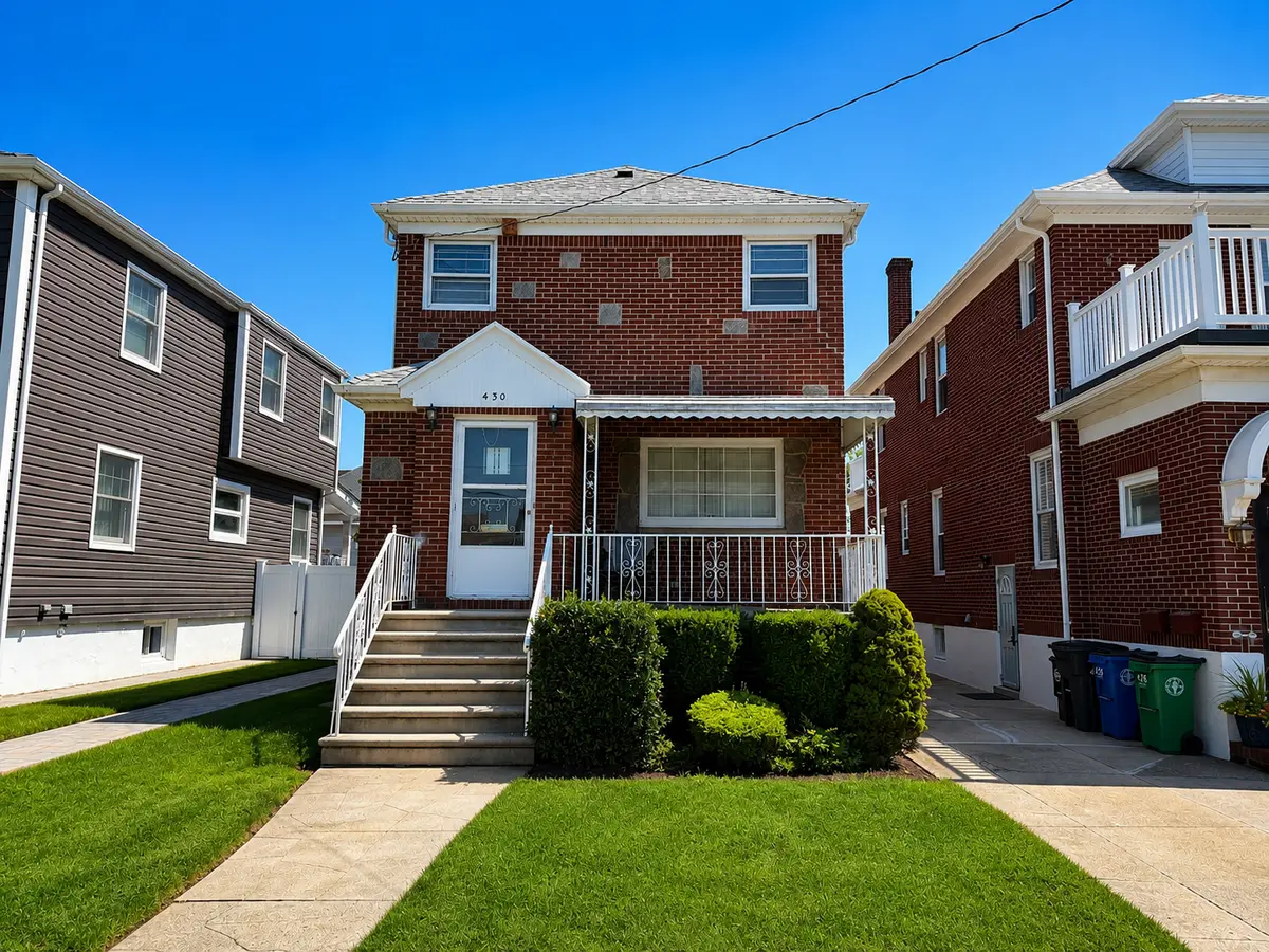 430 Beach 136th St, Rockaway Park, NY 11694-1326