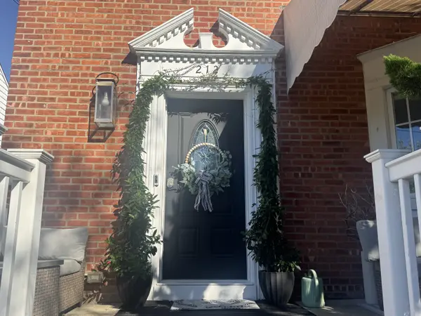212 Beach 126th St, Rockaway Park, NY 11694-1721