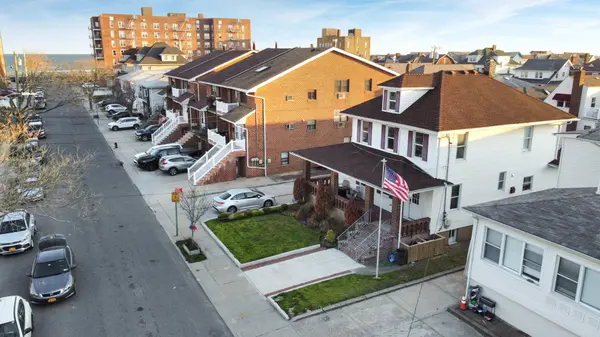 169 Beach 124th St, Rockaway Park, NY 11694-1839
