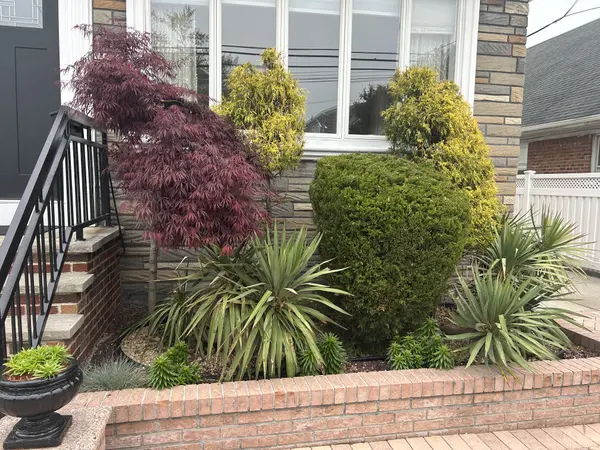 526 Beach 132nd St, Rockaway Park, NY 11694-1414