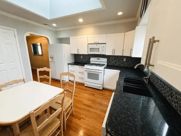 427 Beach 138th St, Rockaway Park, NY 11694