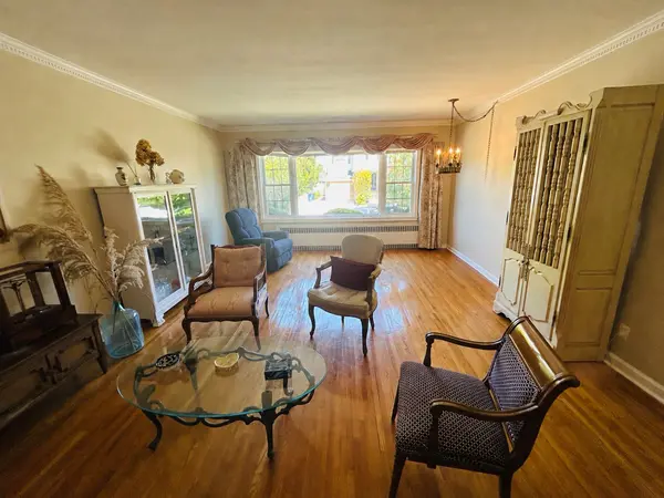 427 Beach 138th St, Rockaway Park, NY 11694