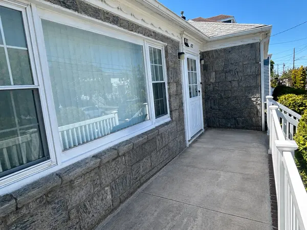 427 Beach 138th St, Rockaway Park, NY 11694