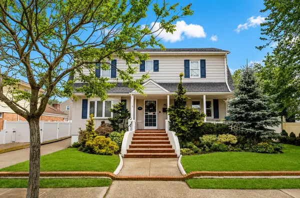 414 Beach 144th St, Rockaway Park, NY 11694-1119
