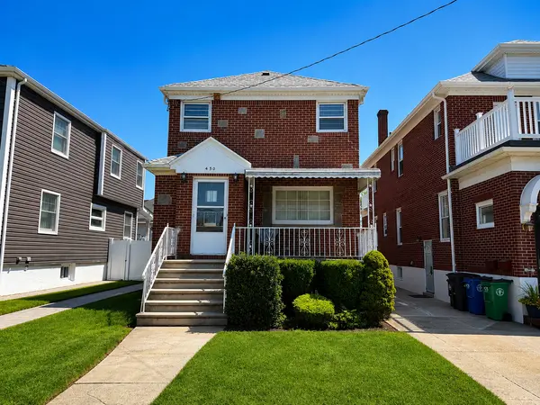 430 Beach 136th St, Rockaway Park, NY 11694-1326