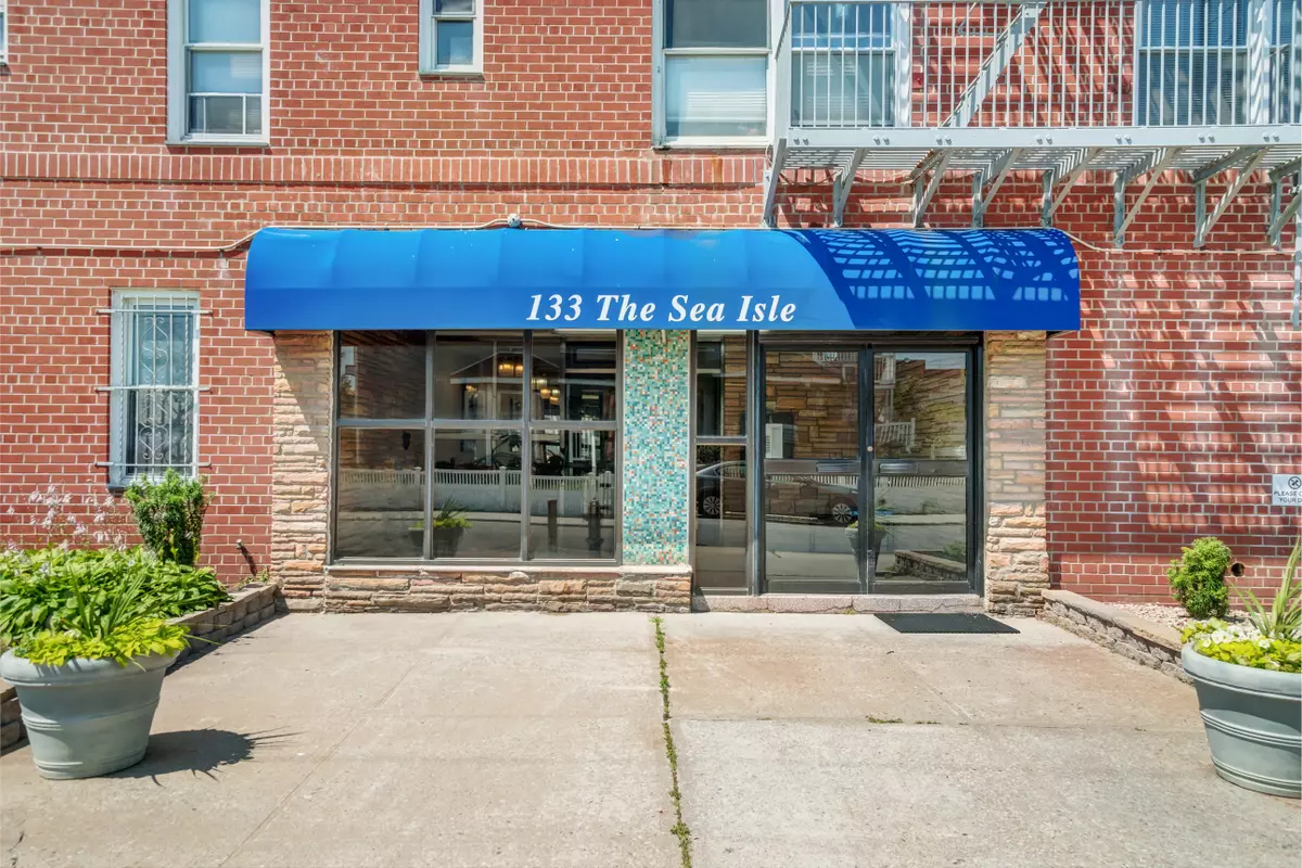 Rockaway Park, NY 11694-1908,133 Beach 120th St #3A