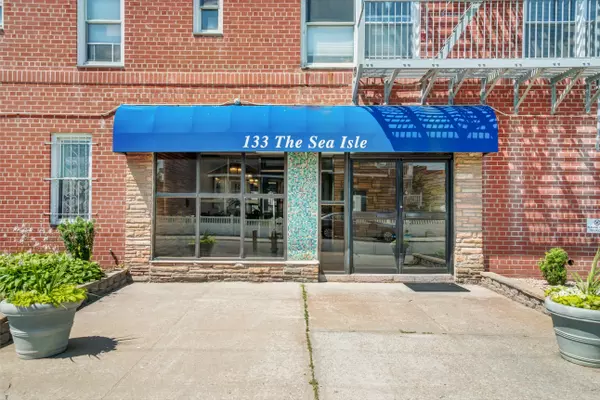133 Beach 120th St #3A, Rockaway Park, NY 11694-1908