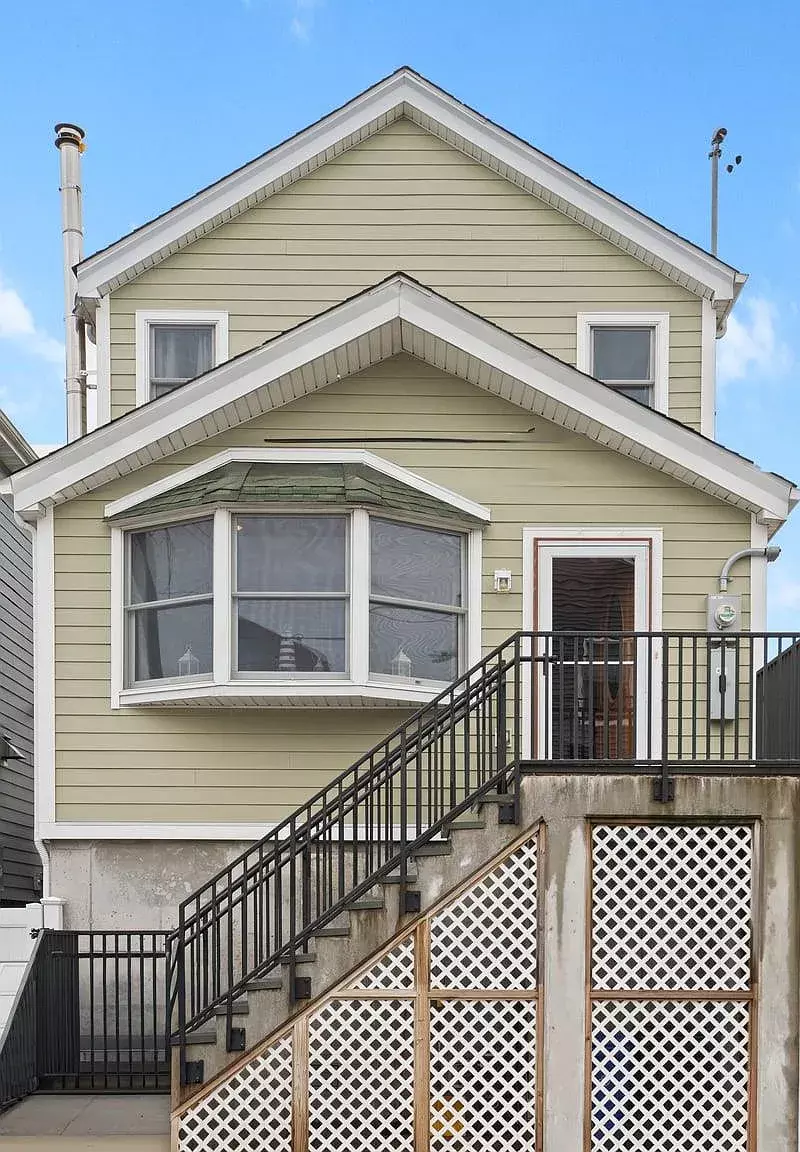 Far Rockaway, NY 11693-1005,118 E 6th Rd