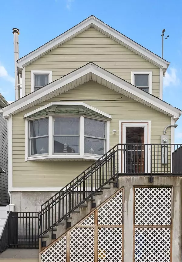118 E 6th Rd, Far Rockaway, NY 11693-1005
