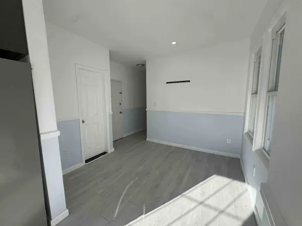 155 Beach 118th St #1R, Rockaway Park, NY 11694-2034