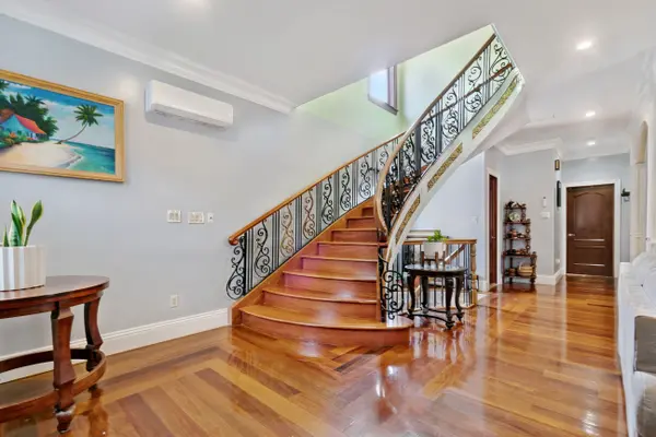 10-11 Bay 24th St, Far Rockaway, NY 11691