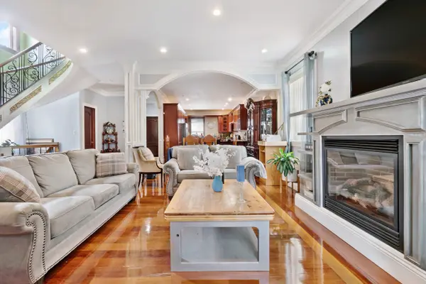 10-11 Bay 24th St, Far Rockaway, NY 11691