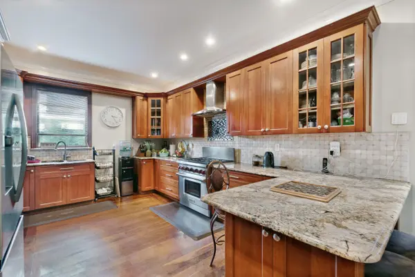 10-11 Bay 24th St, Far Rockaway, NY 11691