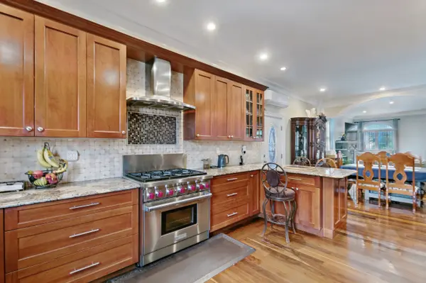 10-11 Bay 24th St, Far Rockaway, NY 11691