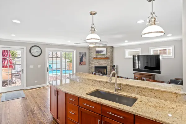 7317 W Greenleaf ST, Chicago, IL 60631