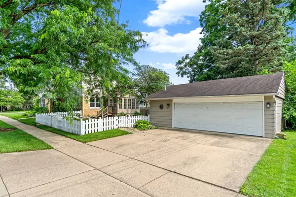 15 E Fairview Street, Arlington Heights, IL 60005