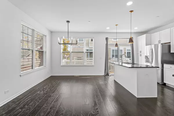 821 Lexington CIR E, Des Plaines, IL 60016