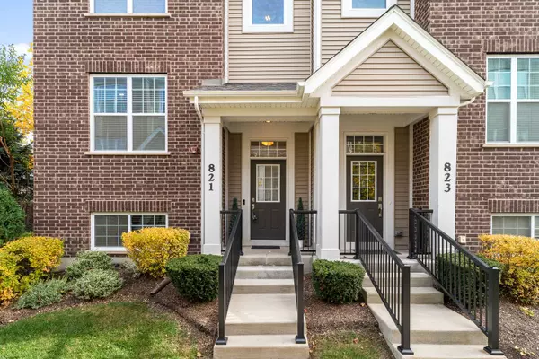 821 Lexington CIR E, Des Plaines, IL 60016