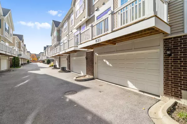 821 Lexington CIR E, Des Plaines, IL 60016