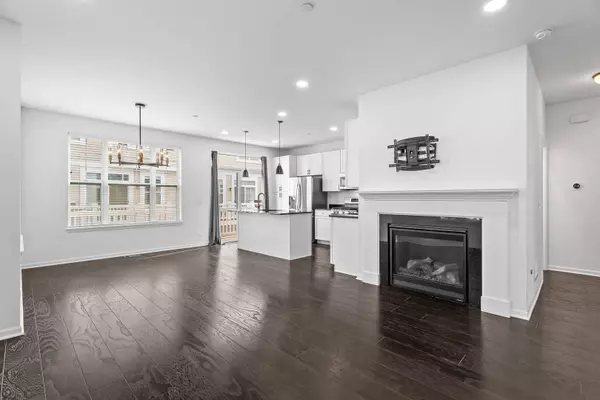 821 Lexington E Circle, Des Plaines, IL 60016