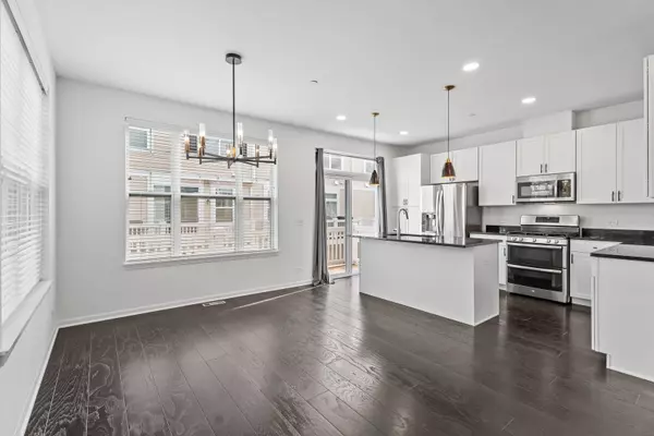 821 Lexington CIR E, Des Plaines, IL 60016