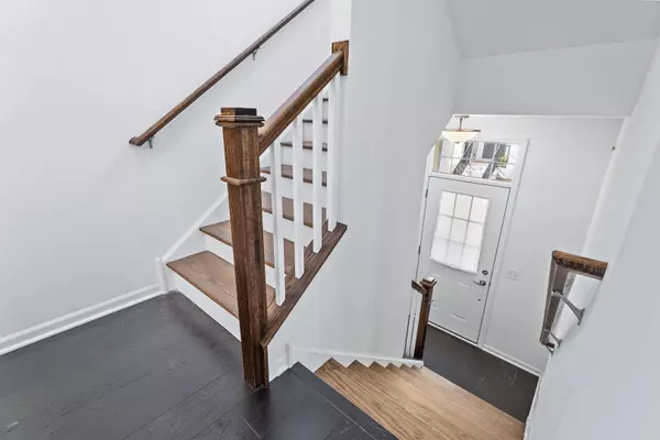 821 Lexington CIR E, Des Plaines, IL 60016