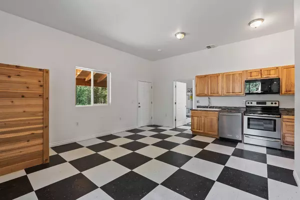 101 Buck Creek Rd, Newport, WA 99156