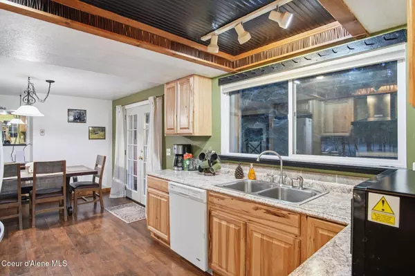 527 Creekside Dr, Priest Lake, ID 83856