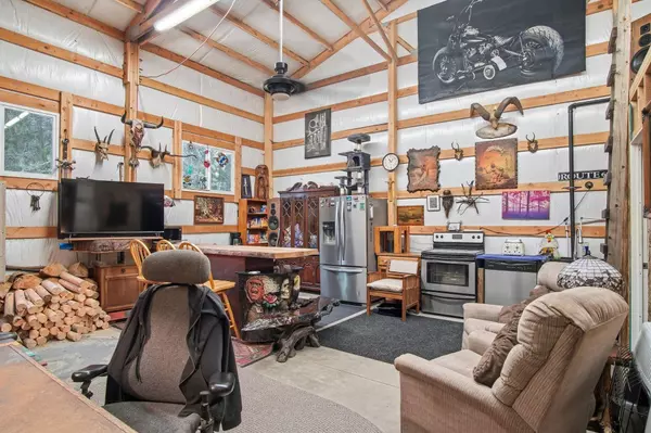 10621 N Whispering Pines Ln, Elk, WA 99009