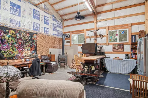 10621 N Whispering Pines Ln, Elk, WA 99009