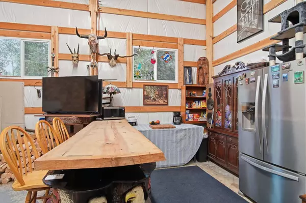 10621 N Whispering Pines Ln, Elk, WA 99009