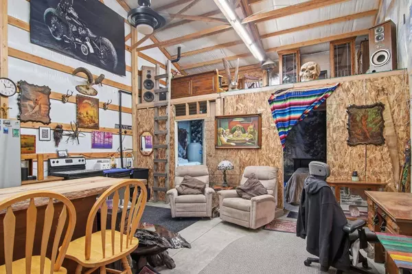 10621 N Whispering Pines Ln, Elk, WA 99009