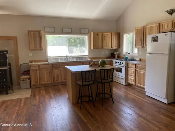 1094 Fortyniner LN, Bonners Ferry, ID 83805