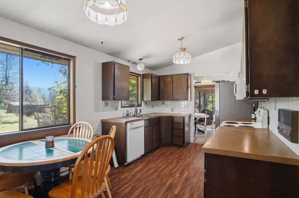 12425 W Meadowview Ln, Nine Mile Falls, WA 99026