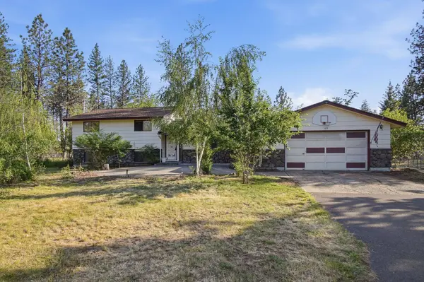 12425 W Meadowview Ln, Nine Mile Falls, WA 99026