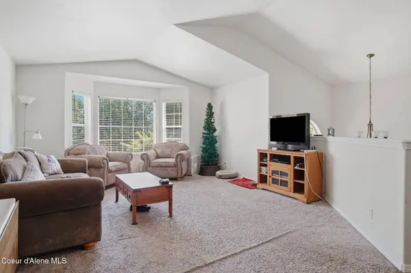 8220 N Salmonberry LOOP, Hayden, ID 83835