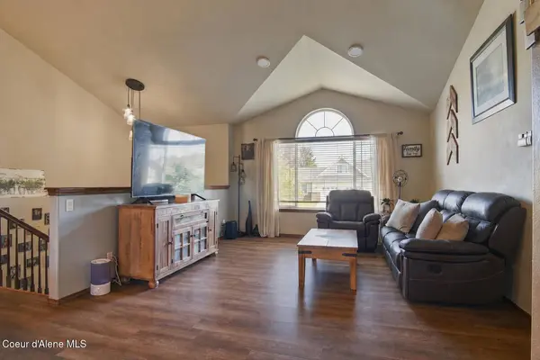 8175 N Salmonberry Lp, Hayden, ID 83835
