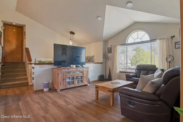 8175 N Salmonberry Lp, Hayden, ID 83835