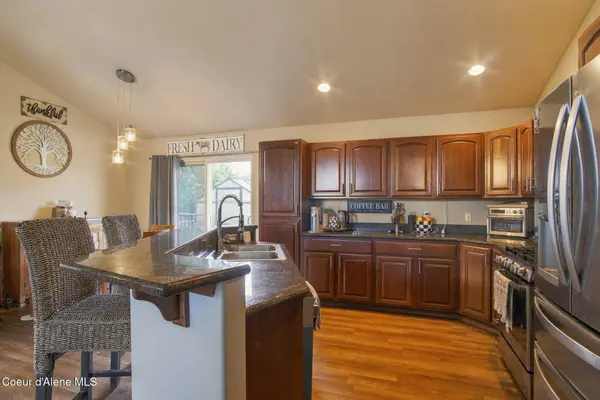 8175 N Salmonberry Lp, Hayden, ID 83835