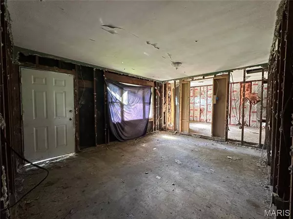 9814 Dennis DR, Riverview, MO 63136