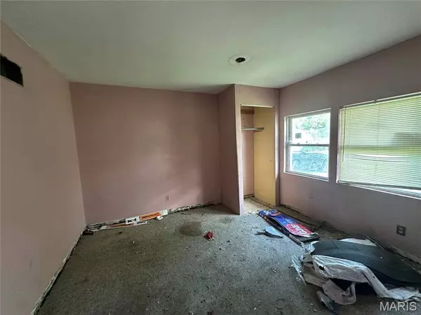 9833 Dennis DR, Riverview, MO 63136