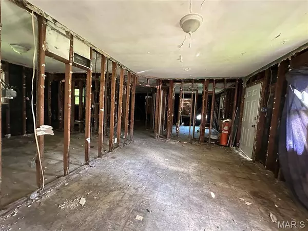 9814 Dennis DR, Riverview, MO 63136