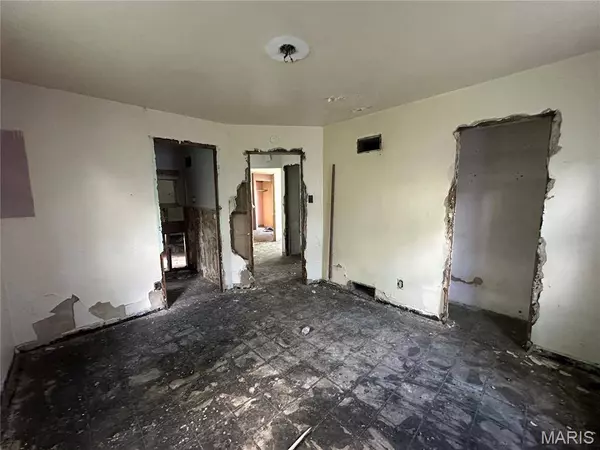 9833 Dennis DR, Riverview, MO 63136