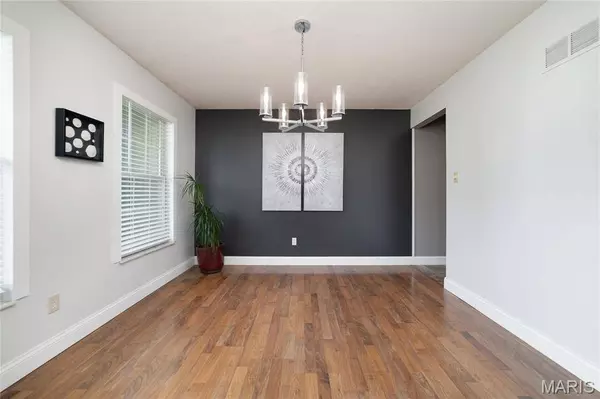 1049 Treeshade DR, St Peters, MO 63376