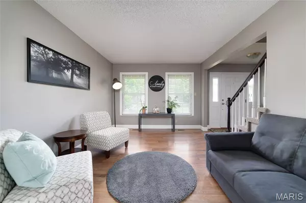 1049 Treeshade DR, St Peters, MO 63376