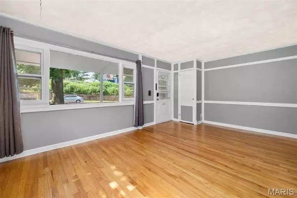 6541 Southwest AVE, St Louis, MO 63139