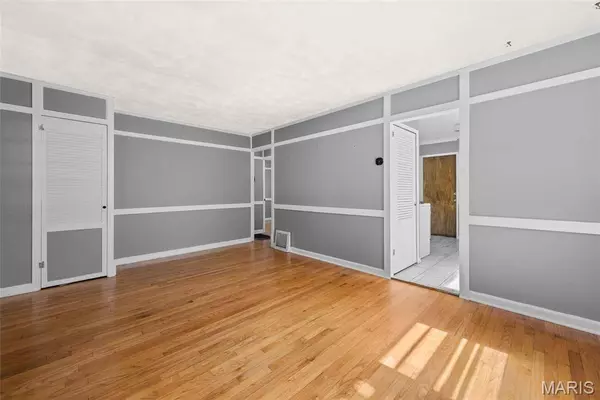 6541 Southwest AVE, St Louis, MO 63139