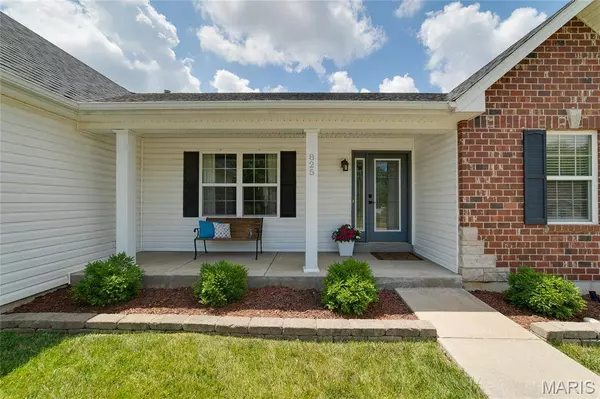 825 Pecan Hill DR, St Charles, MO 63304
