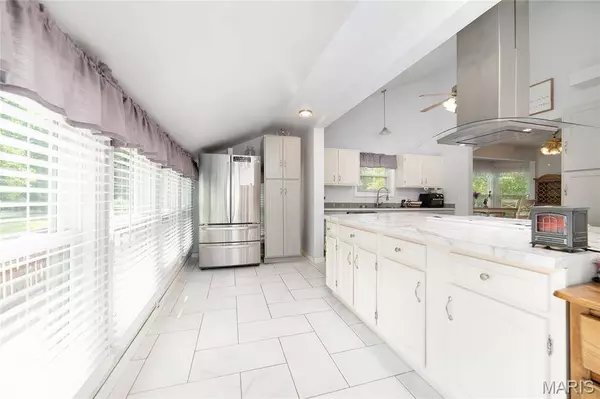 1401 Charlotte DR, St Louis, MO 63135